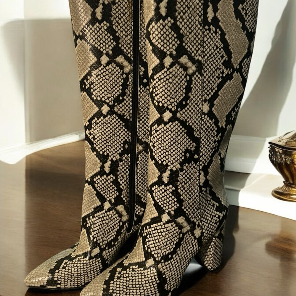 IBC International Concepts Nat Snake pattern Size 7 M boots with heel - NIB